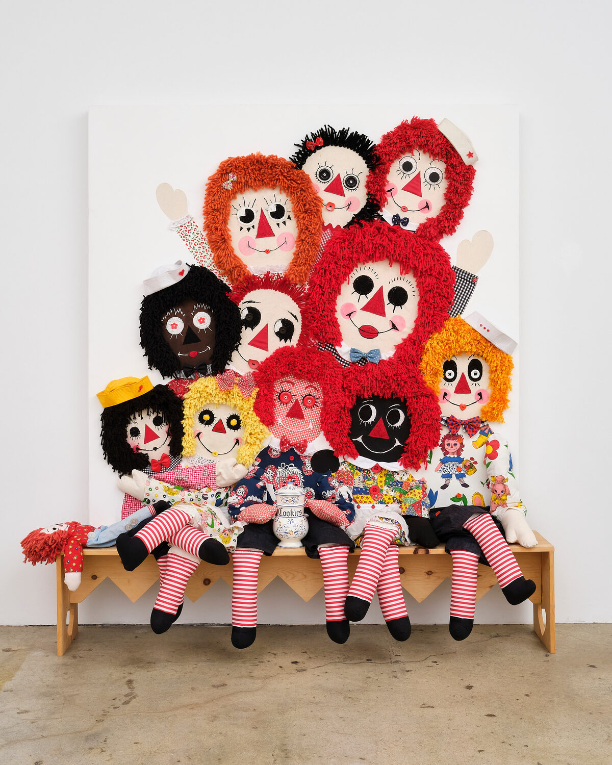 Jason Yates, *[Smile Everyone](\artworks\f157bb0c-1259-43c4-af20-c1024aea64ca)* (2014)