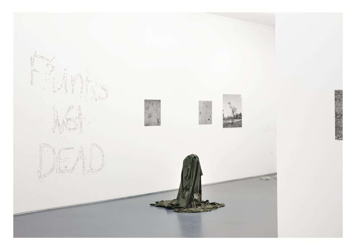 Installation view *[Flaschen & Geister](\exhibitions\661fa9f3-1fe1-46b6-b6cd-aeeba097357b)* at [MOUNTAINS](\institutions\61202108-edbc-4870-1715-08de93368f17), Berlin, 2022