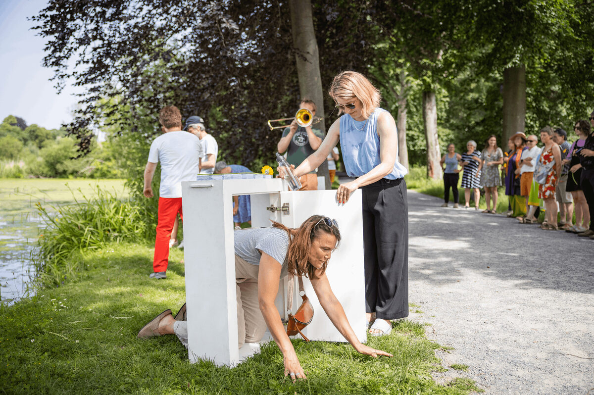 Frank & Robbert / Robbert & Frank, *[DOORS OF PERCEPTION. SUMMER / WINTER](\exhibitions\0cc37141-8353-418f-e416-08de8742808a)*, 2021–22. View from the concluding procession and ritual at [STUK](\institutions\ddfd8306-f450-4b18-02ed-08de874280a2), Leuven, Belgium: participants carry works produced during the yearlong residency and exhibition, later activating them beside a lake.