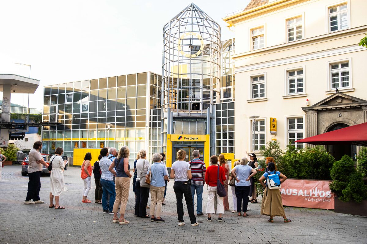 *Mittelklassig modern*. Performative guided tour with [Kunstverein Siegen](\institutions\259e274b-4e66-4828-106c-08dce4a66775) (2024)