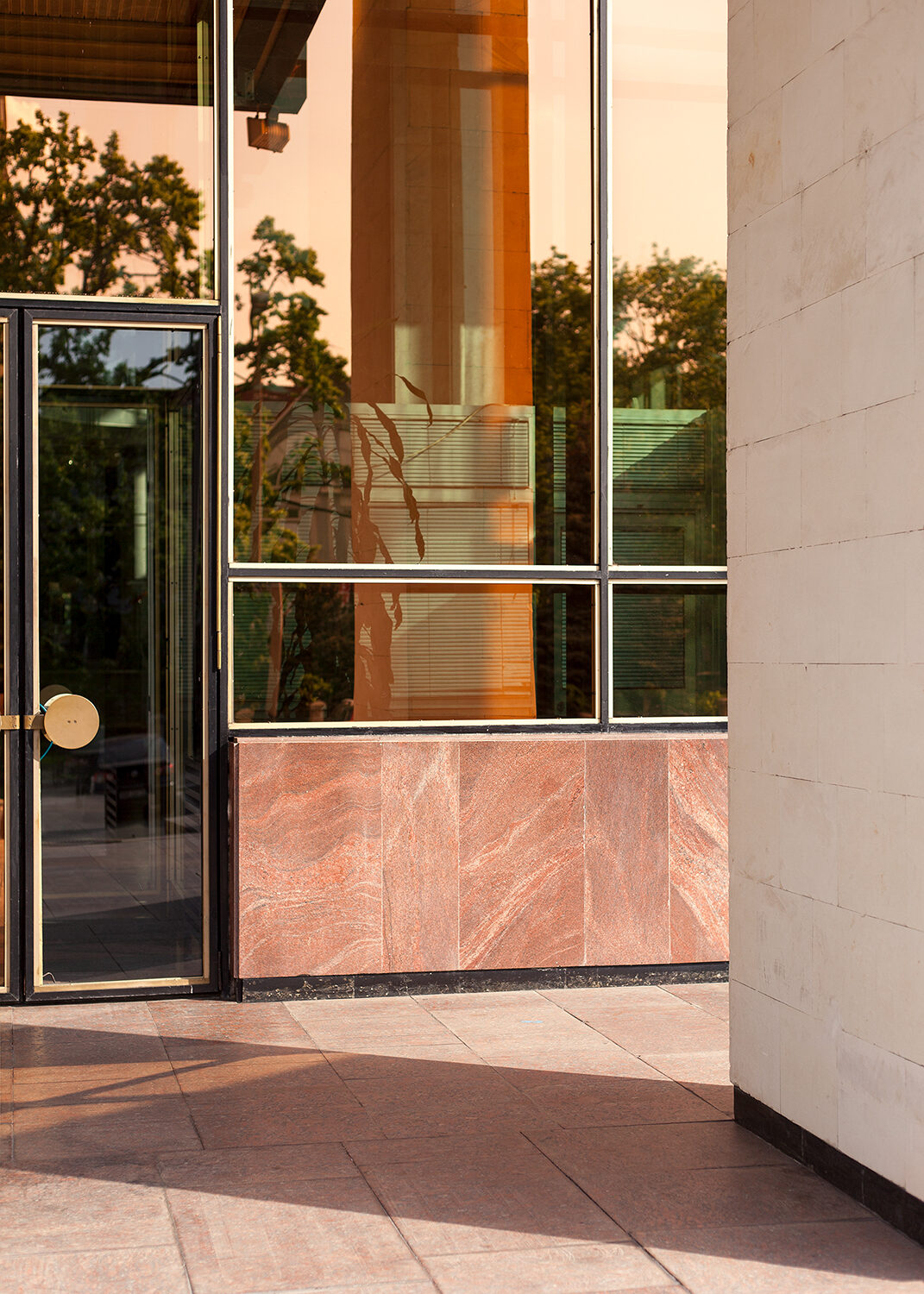 Eric Meier, *[entrance](\artworks\58e9228d-d32f-4804-5f33-08de931a5347)* (2018)